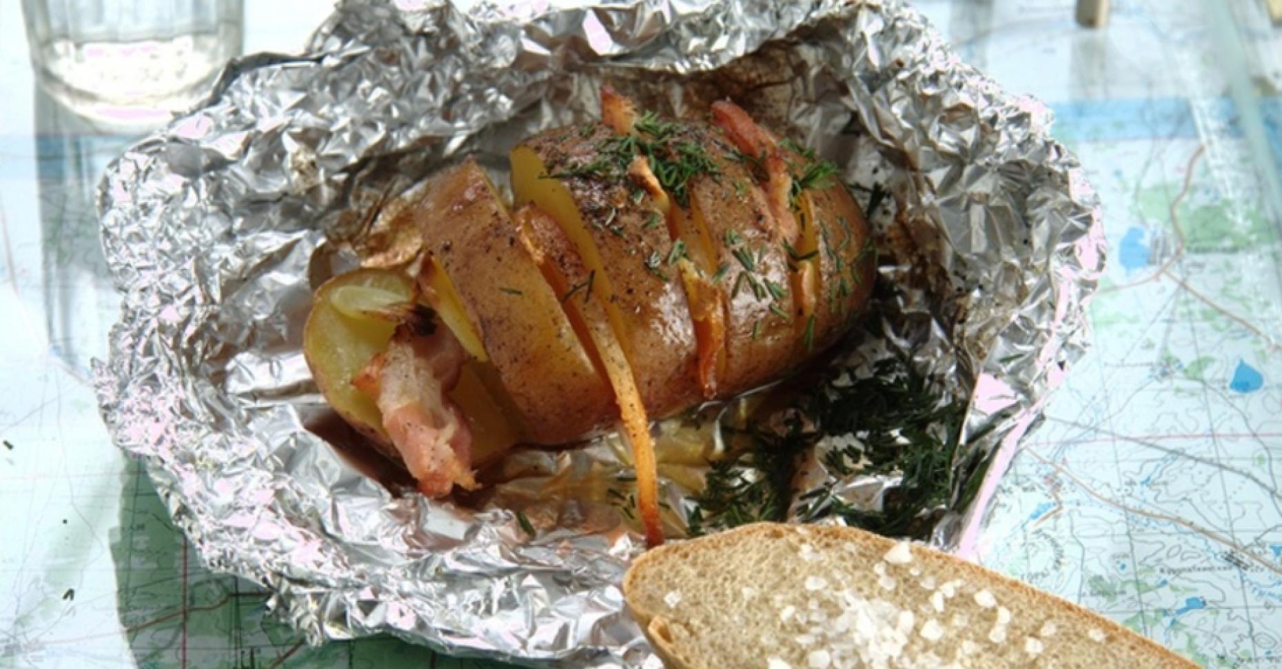 Картофель запеченный с беконом в фольге