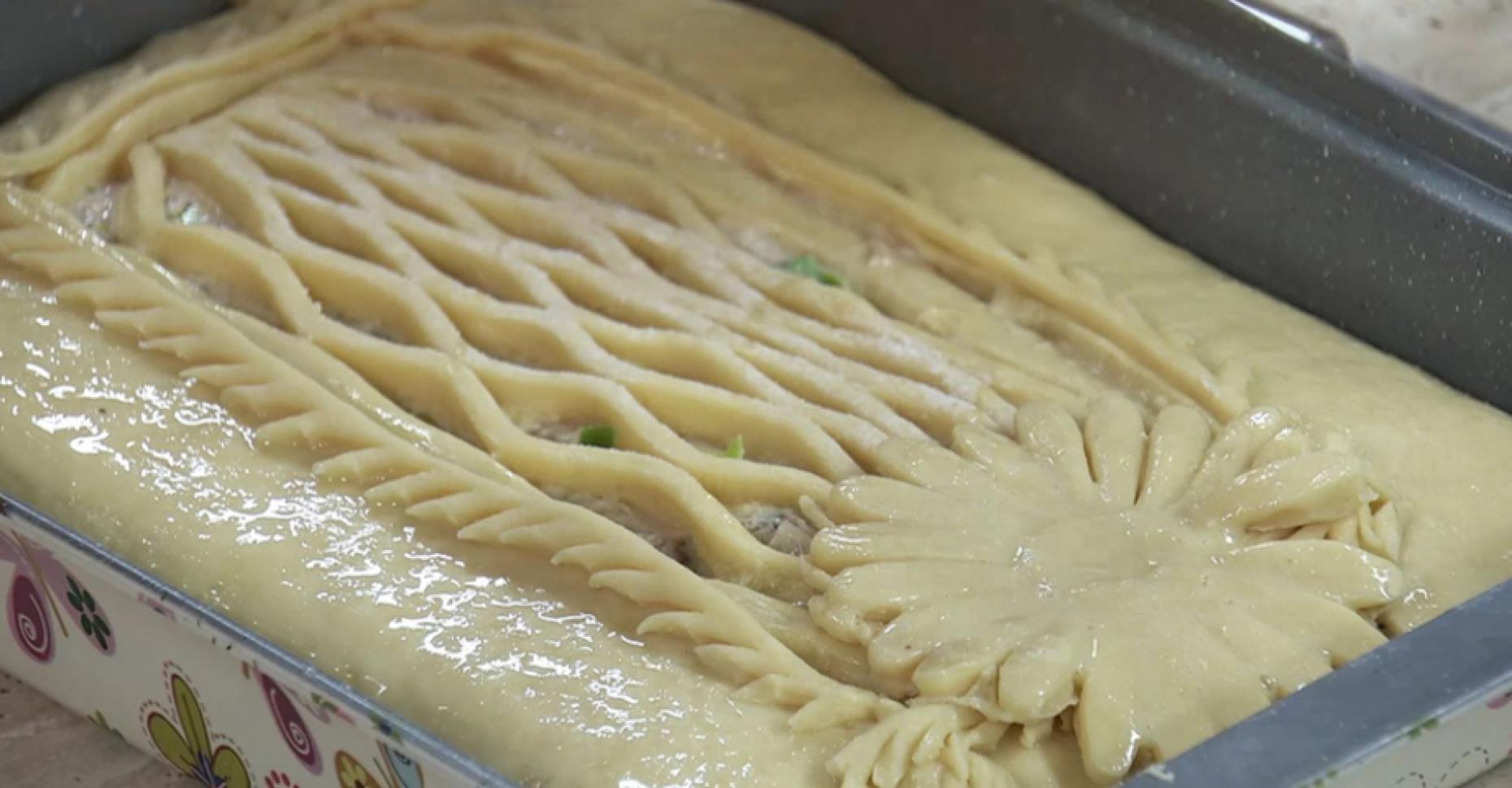 Украшение пирога из дрожжевого теста с капустой