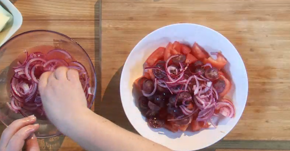 Салат с виноградом и голубым сыром под теплой беконной заправкой
