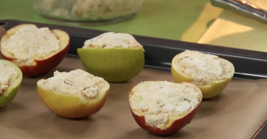 Как приготовить печеные яблоки с творогом и изюмом