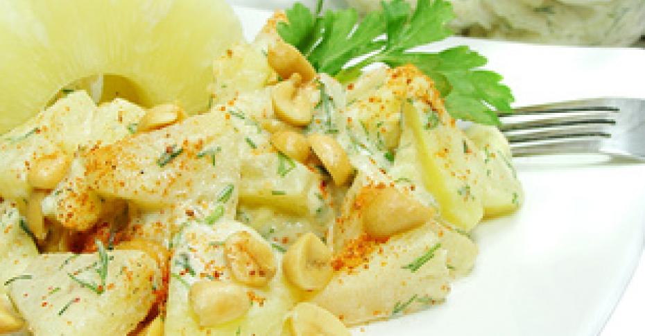 Слоеный куриный салат с киви, ананасами и грибами рецепт – Авторская кухня: Салаты. «Еда»
