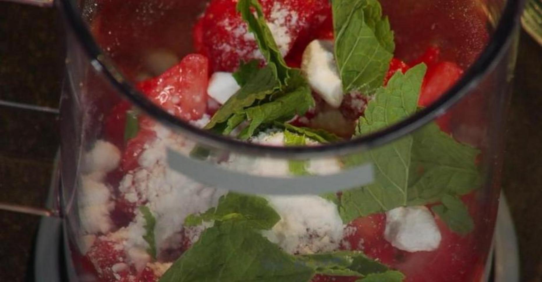 Холодный клубничный суп с базиликом