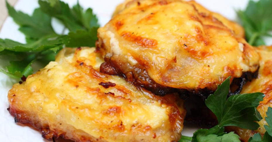 мясо по французски в духовке с грибами и помидорами и сыром с картошкой рецепт | Дзен