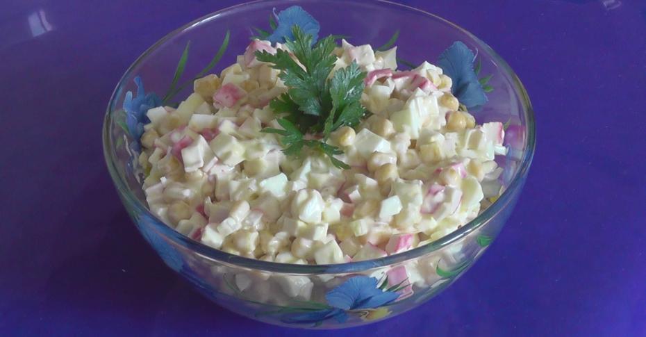Рецепт крабового салата с кукурузой, рисом, огурцом и яйцом