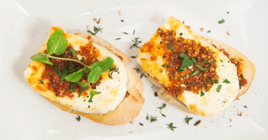Салатики с адыгейским сыром и помидорами – вкусная и полезная красота