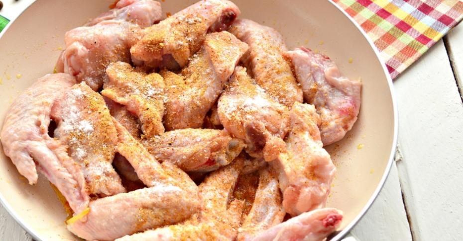 Куриные крылышки на сковороде: рецепт с картошкой с видео и фото пошагово | Меню недели