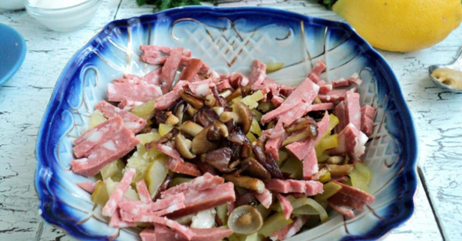 Салат с маринованными грибами и копченой колбасой — рецепт с фото пошагово