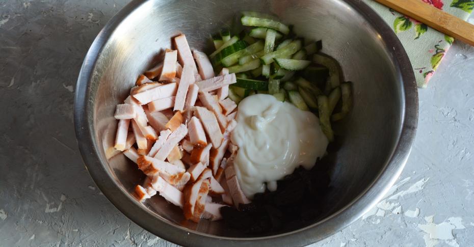 Салат «Нежность» с курицей, черносливом и грецкими орехами, пошаговый рецепт с фото на ккал