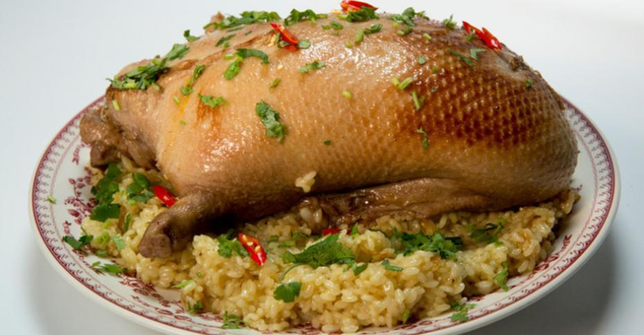 Курица, фаршированная рисом и курагой. Вкусный рецепт второго блюда. Блюдо из курицы