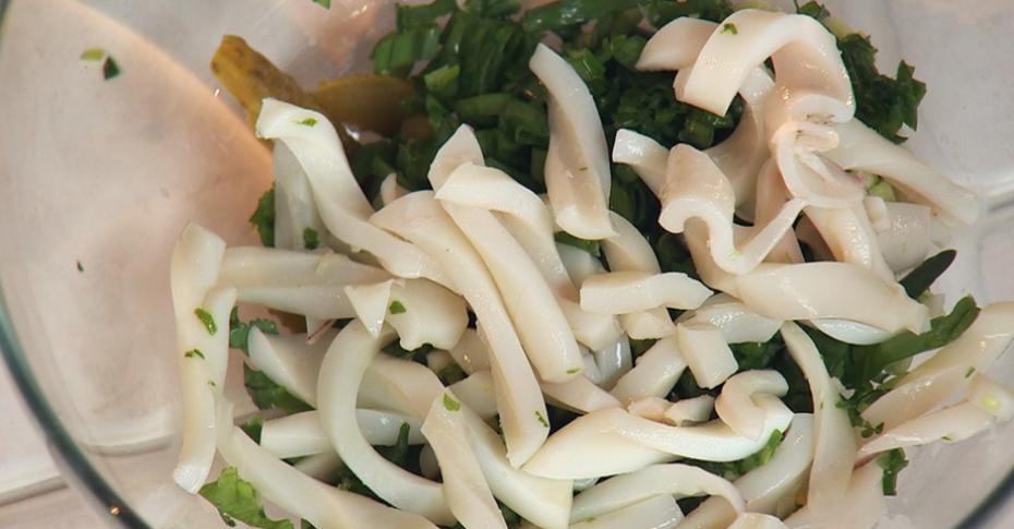 Салат из даров моря: морской капусты и крабовых палочек
