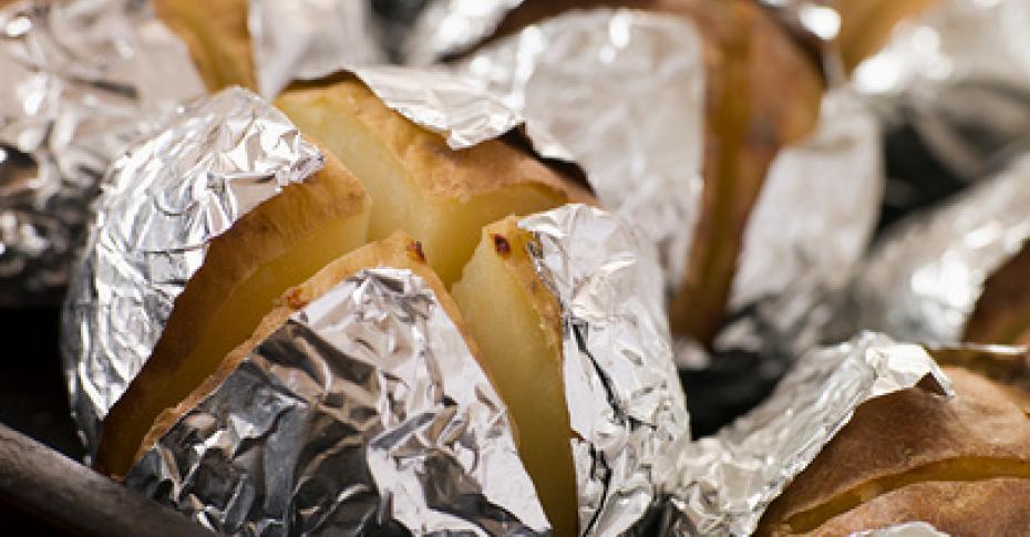 Запеченный картофель в фольге со сметанно-чесночным соусом | Russell Hobbs Россия