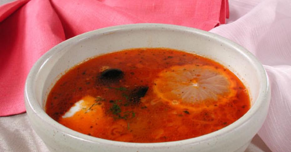 Густой и ароматный суп солянка — достояние русской традиционной кухни.