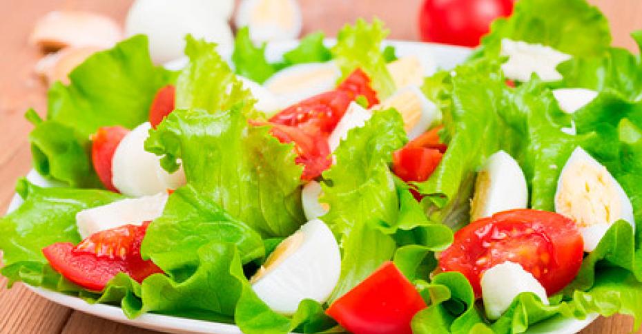 10 оригинальных салатов со свежими помидорами - Лайфхакер