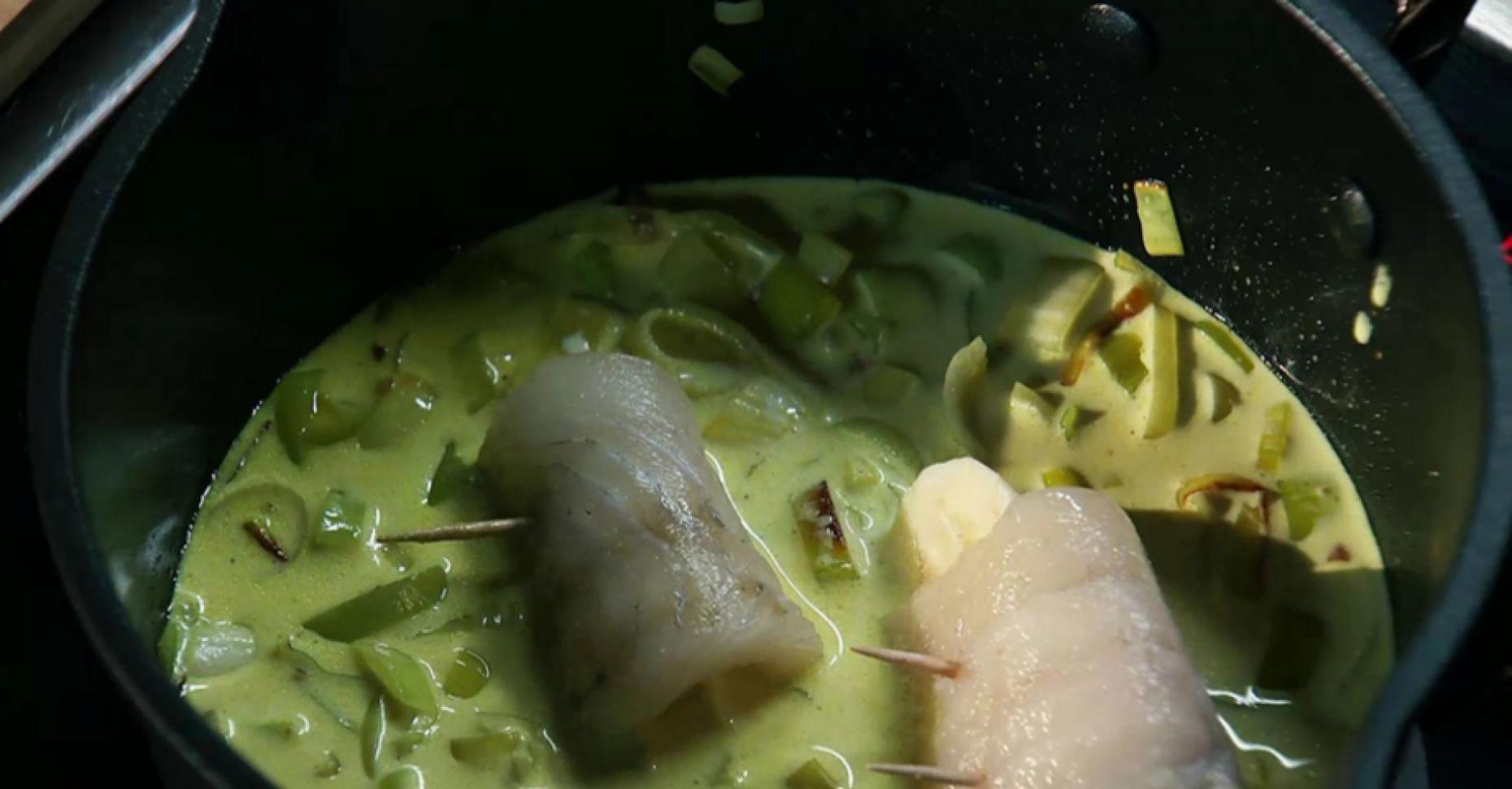 Рыбные рулетики в сливочном соусе