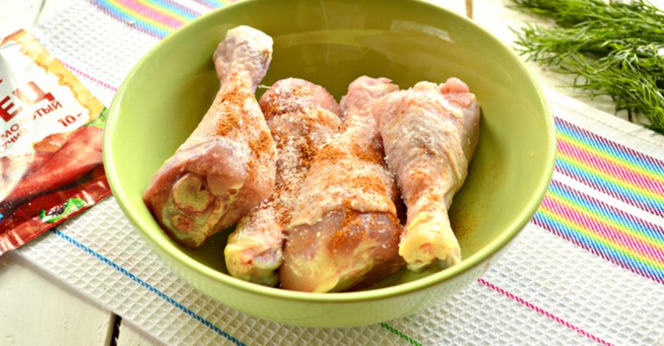 Курица в сметане с черносливом и яблоками – кулинарный рецепт