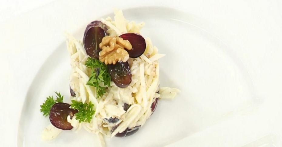Куриный салат с виноградом и кедровыми орешками - 2Битка