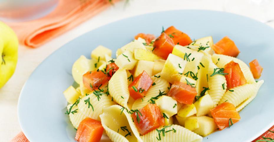 Рецепт дня: тёплый салат с пастой и овощами