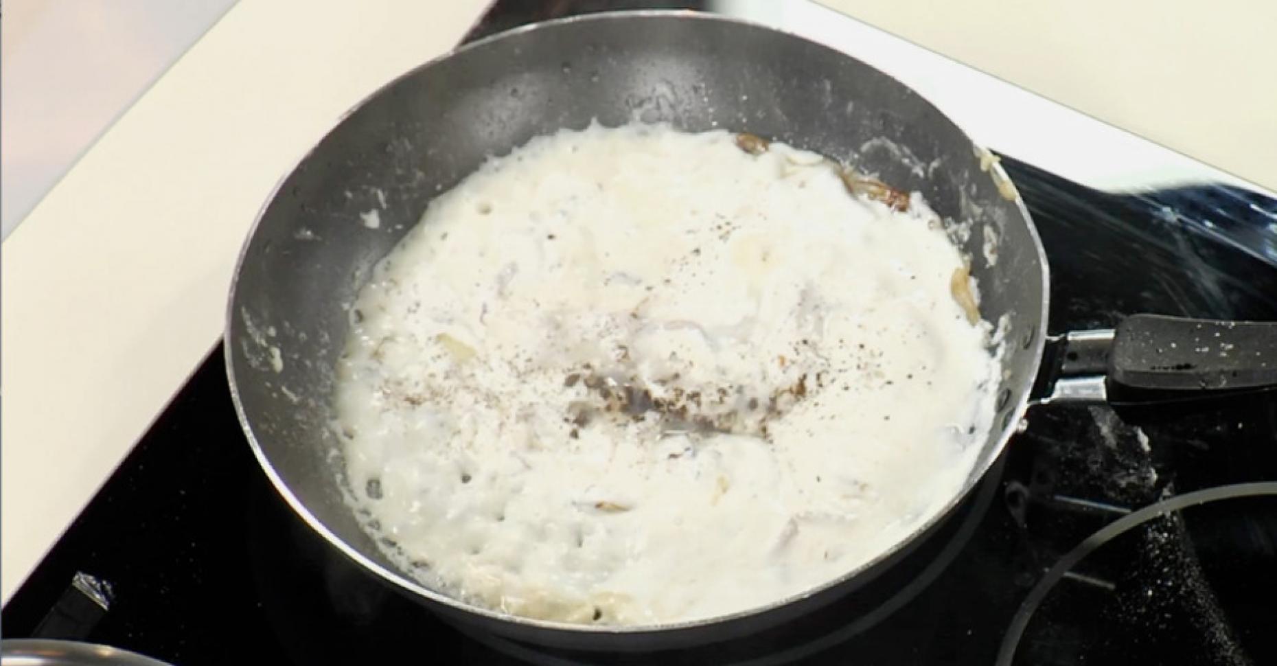 Рис в сметанном соусе с мукой луком и сметаной на сковороде