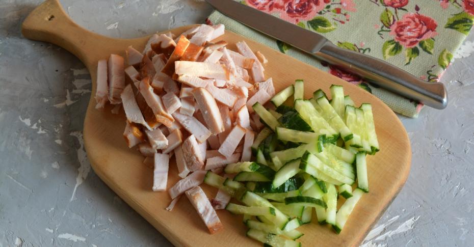 Слоеный салат с курицей и картошкой
