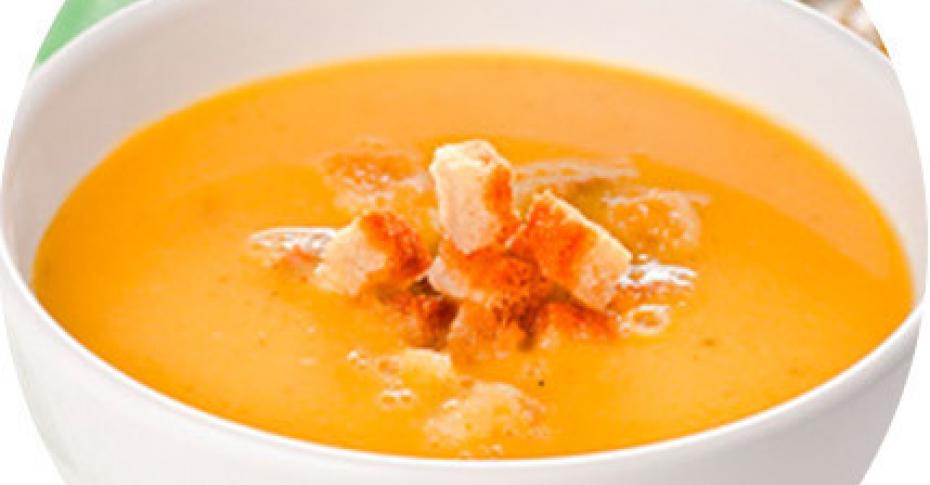 Гороховый суп-пюре с сыром фета, томатами, базиликом