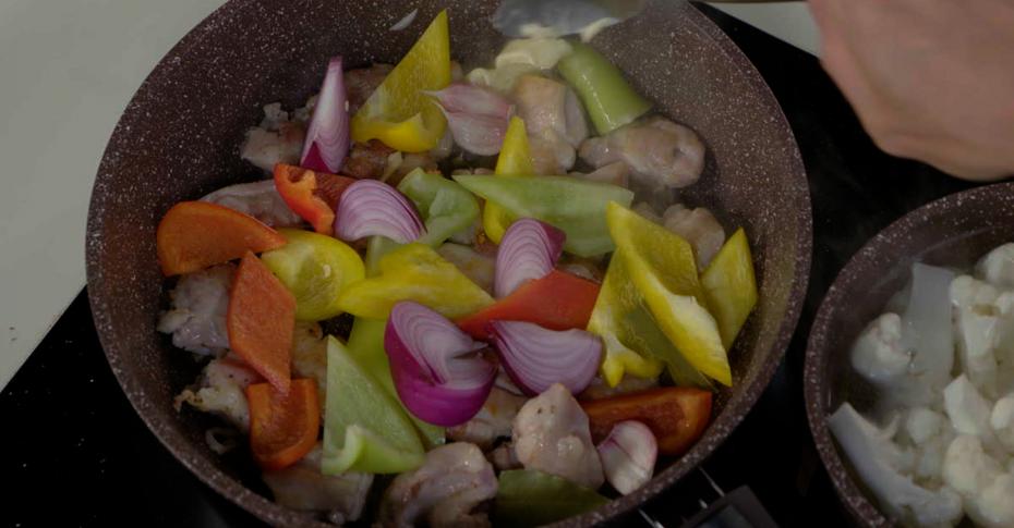 Два закусочных салата с маринованным луком – кулинарный рецепт