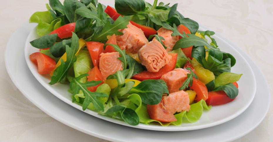 20 салатов с семгой, которыми легко удивить гостей