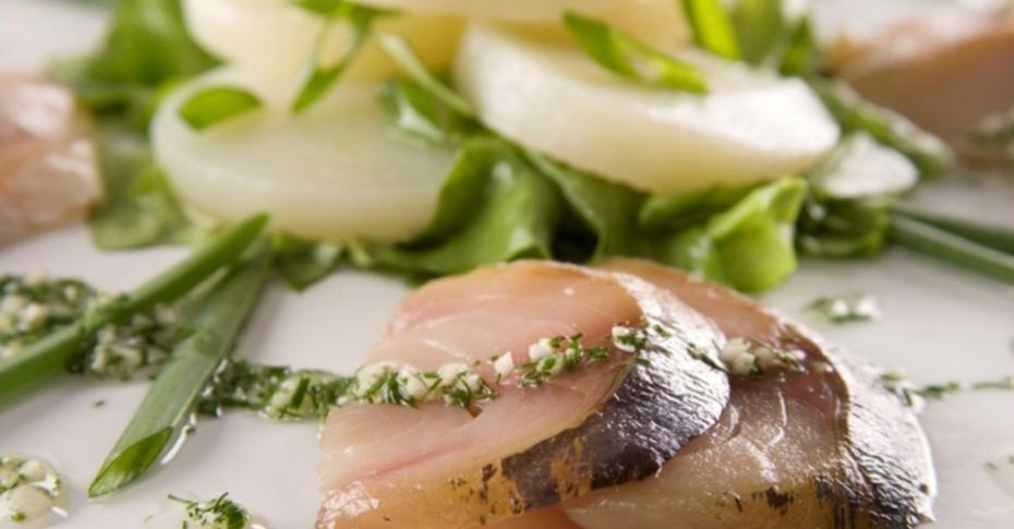 Салат с копченой скумбрией, пошаговый рецепт на ккал, фото, ингредиенты - Елена-Sh