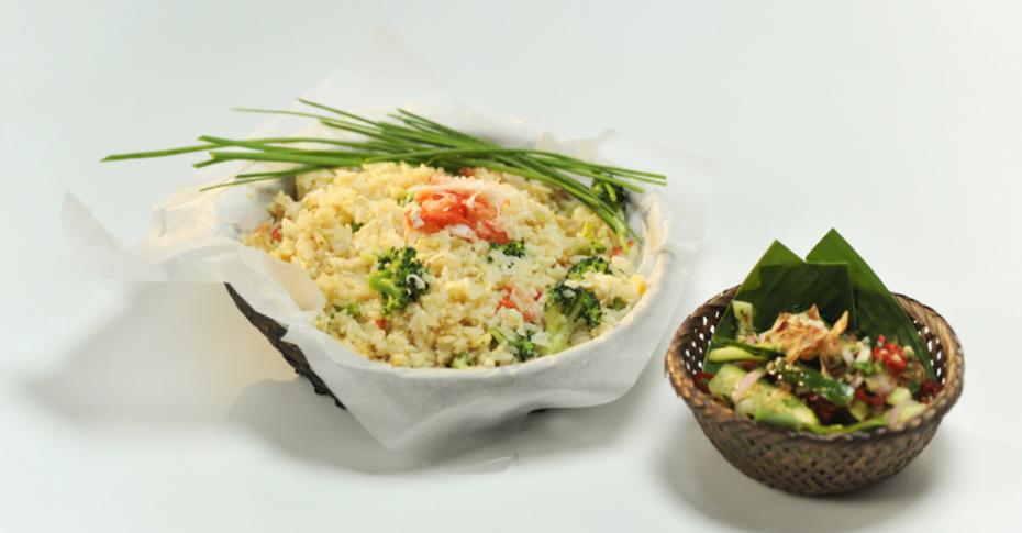 Салат с крабовым мясом, рисом и зеленью