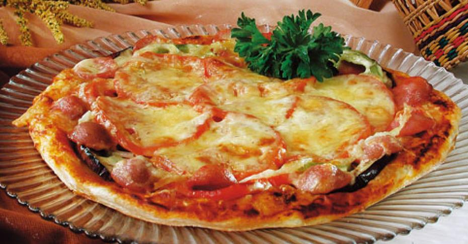 Пицца с колбасой помидорами и сыром - пошаговый рецепт с фото на баштрен.рф