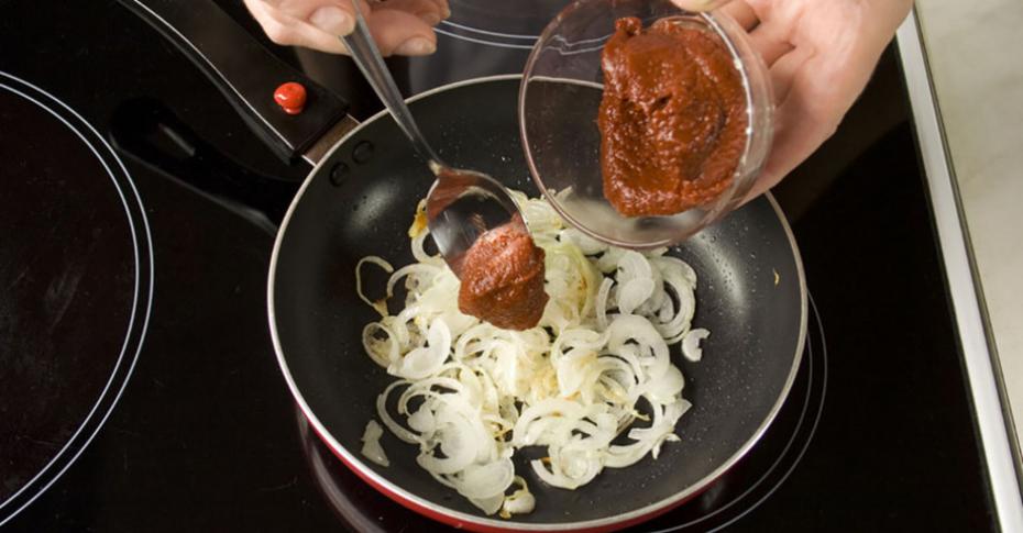 Солянка с варено-копченой грудинкой и колбасой – пошаговый рецепт приготовления с фото