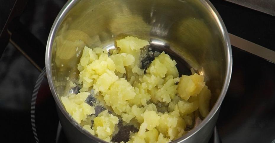 Стейк из семги на печеном картофеле с икорным соусом