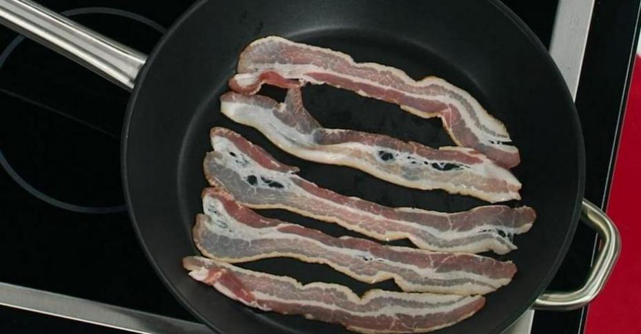 Медальоны из свинины в беконе на сковороде - рецепт с фото | Recipe