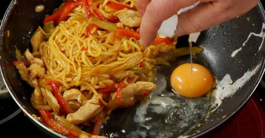 Стеклянная лапша с говядиной и овощами по китайски на сковороде