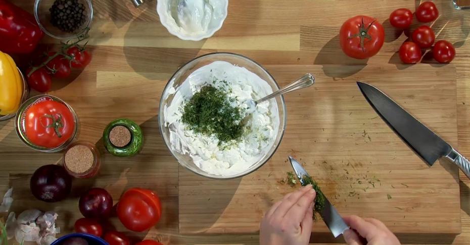 Фаршированные помидоры с сыром и фаршем в духовке: рецепт - Лайфхакер