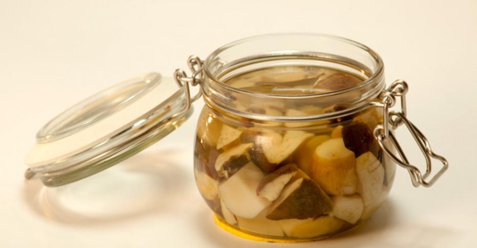 Ингредиенты для маринования белых грибов с чесноком и уксусом
