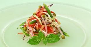 Салат из кальмаров, яблок и зеленого горошка рецепт – Средиземноморская кухня: Салаты. «Еда»