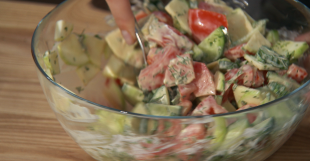 Какой салат можно заправить соевым соусом?