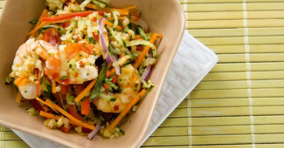 Легкий салат с тигровыми креветками, овощами и зеленью
