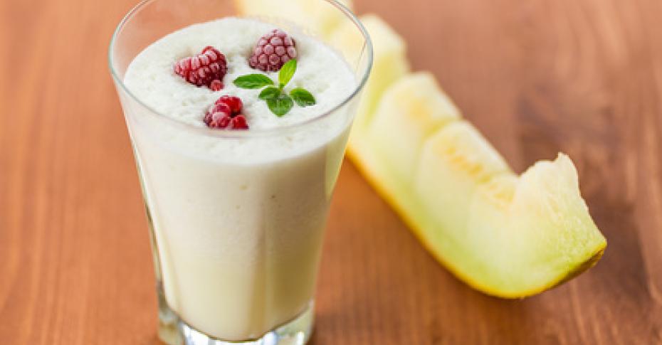 Как приготовить рецепт Молочный коктейль с мороженым, какао и бананами