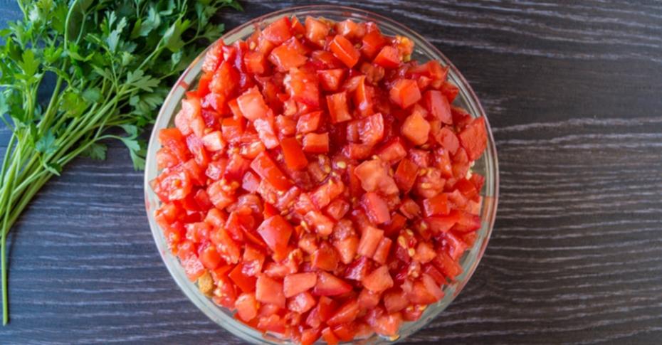 Салат с твердым сыром, помидорами и сухариками - пошаговый рецепт