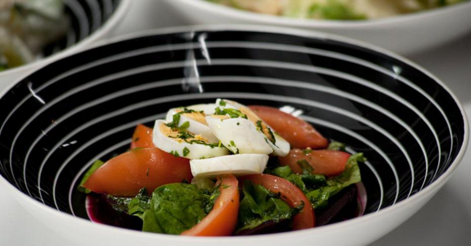 Нежный французский салат. Рецепт вкусного салата с ветчиной, яблоками и морковью.