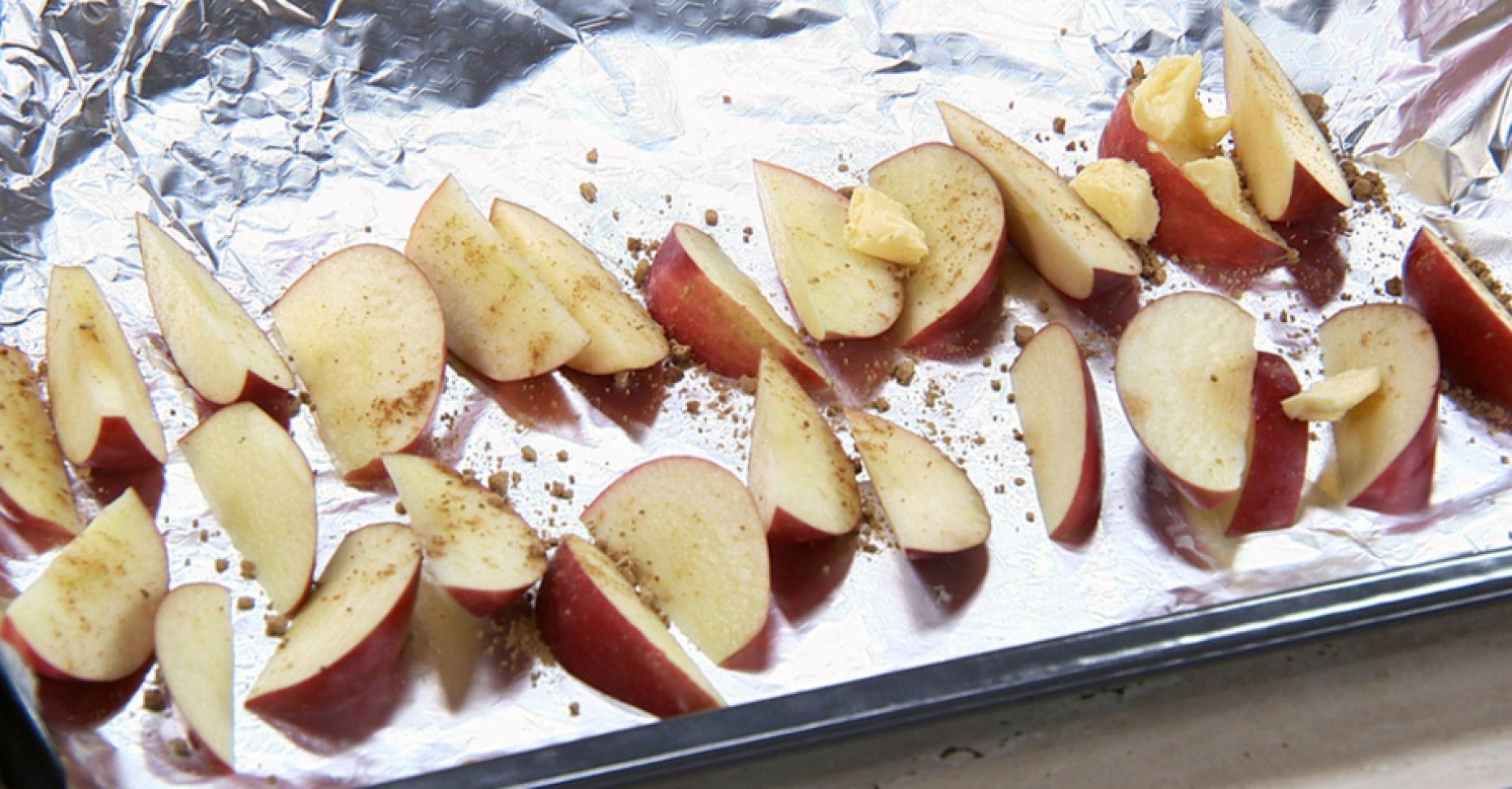 Яблоки кусочки рецепт. Запечь яблоки кусочками в духовке. Яблоки в духовке дольками. Запеченные яблоки дольками. Яблоки порезанные запеченные.