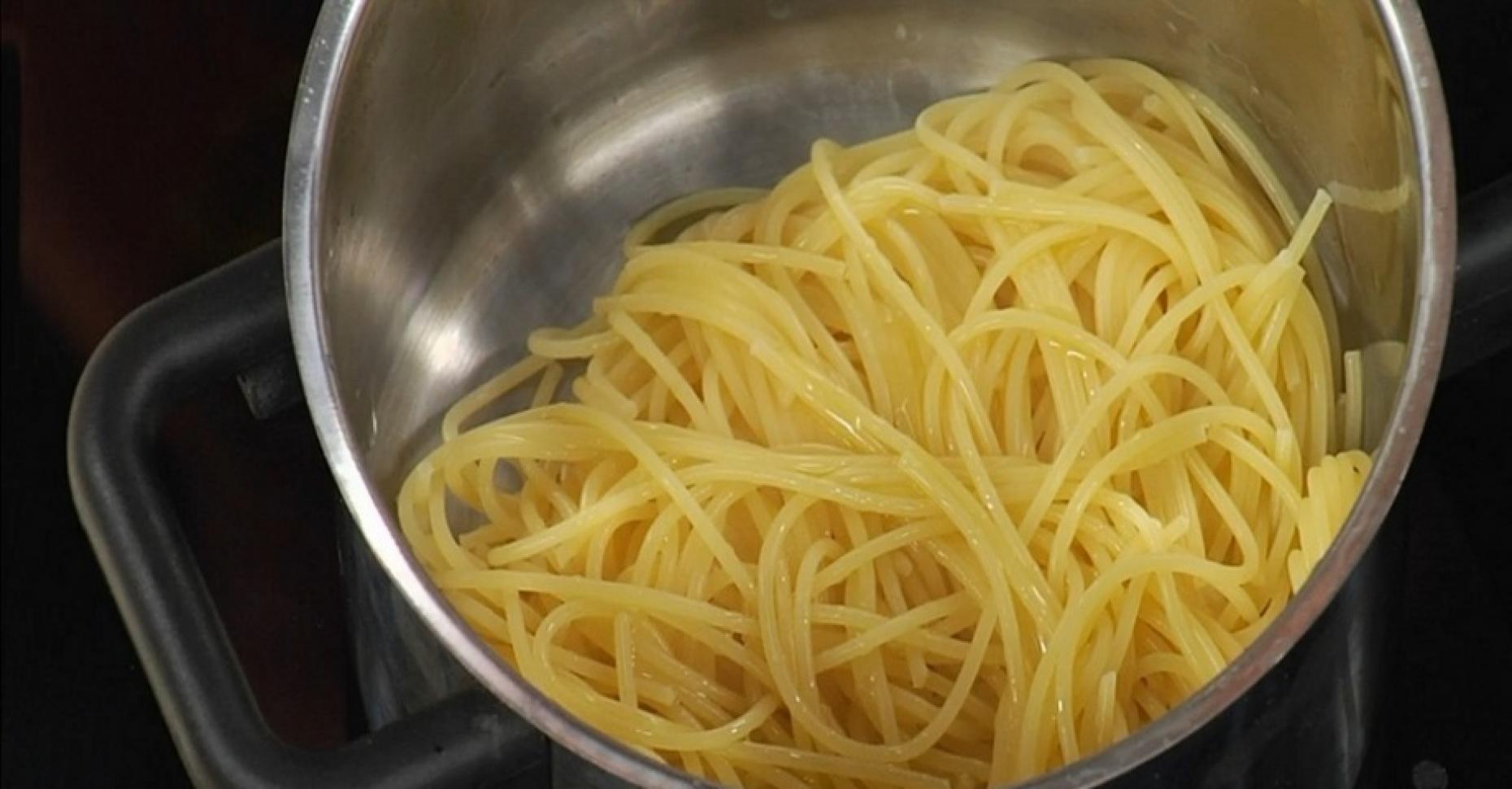 Сколько по времени варить спагетти в кастрюле