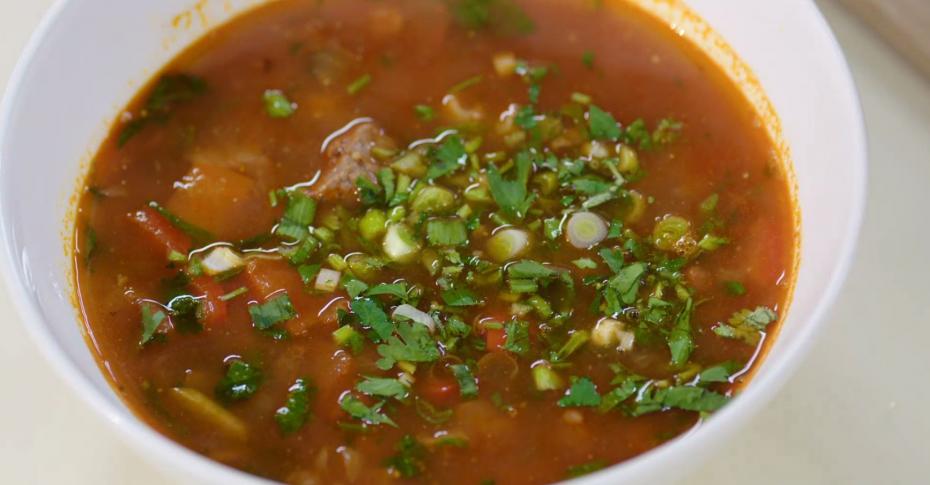 Сытный и ароматный обед: рецепт супа с колбасой и фасолью