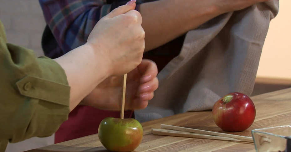 Яблоки на палочках в карамели