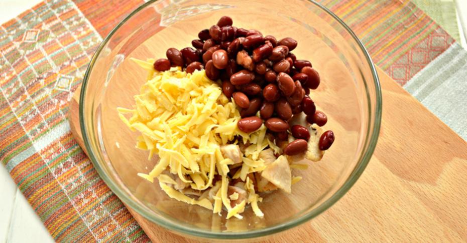 Салат с курицей, фасолью и капустой: рецепт - Лайфхакер