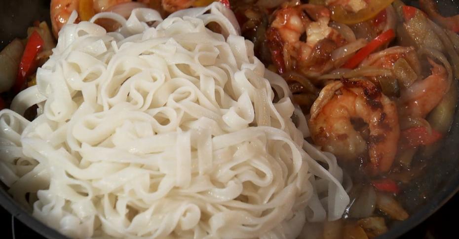Рисовая лапша с креветками и овощами, пошаговый рецепт на ккал, фото, ингредиенты - Софья