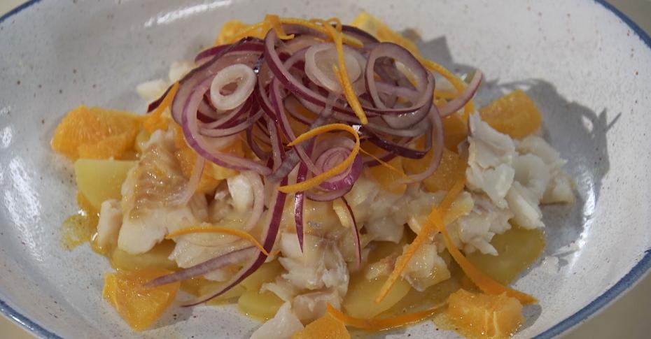 Салат из печени трески с картофелем, маринованным луком и патиссонами. Рецепт с фото
