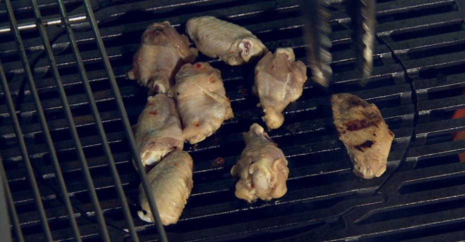 Куриные крылышки в духовке с рисом