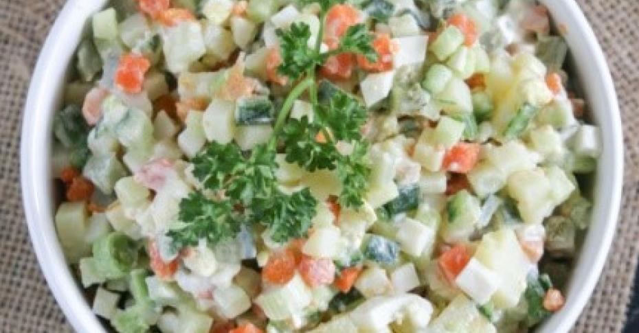 Крабовый салат с «кириешками» пошаговый рецепт с фото быстро и просто от Лианы Раймановой